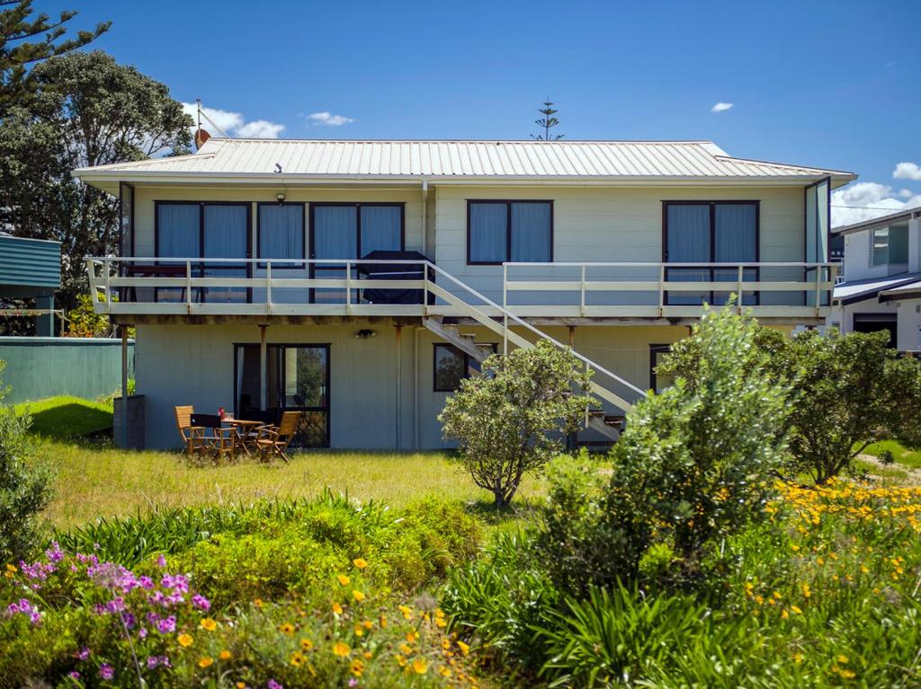 Gallery image of Sandy Doorstep - Whangamata Beachfront Apartment in Whangamata