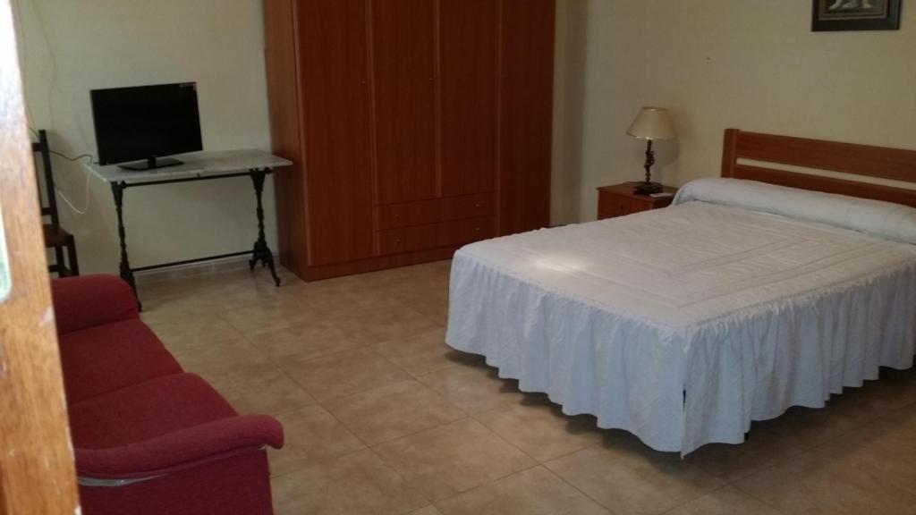 Televízia a/alebo spoločenská miestnosť v ubytovaní Hotel Mesón El Número Uno