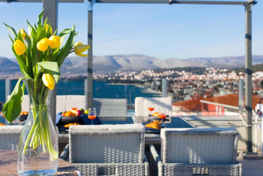 Oceanview Deluxe penthouse apartment with 89m2 living space 90m2 roof terrace
