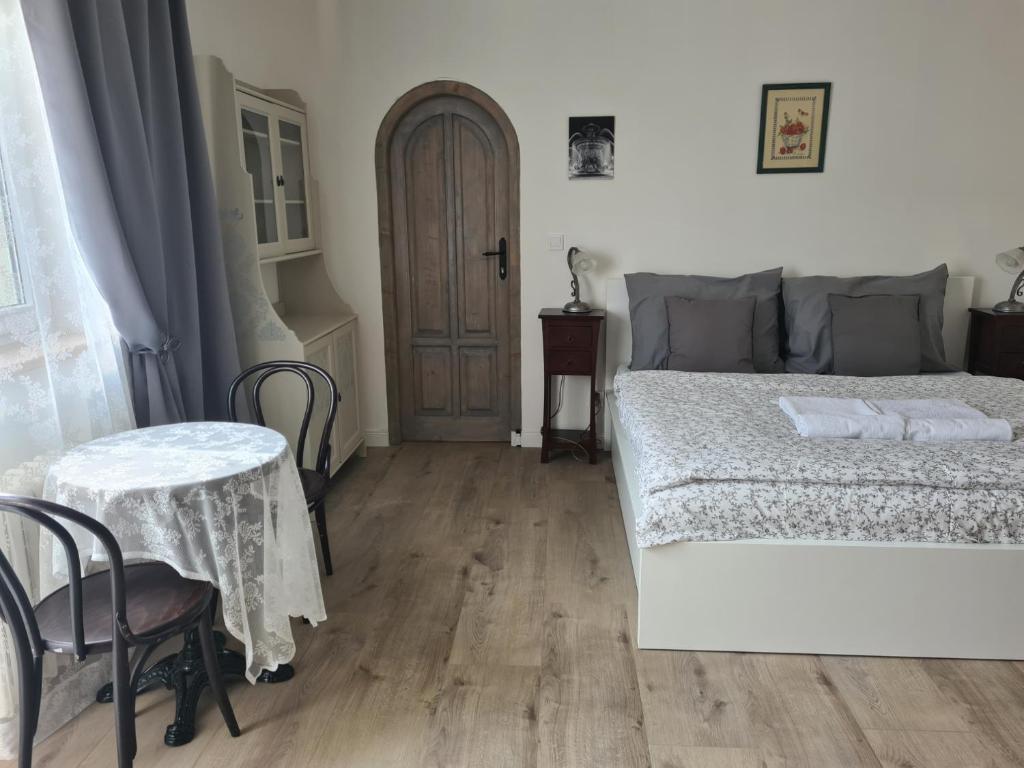 Postel nebo postele na pokoji v ubytování Airport Rooms