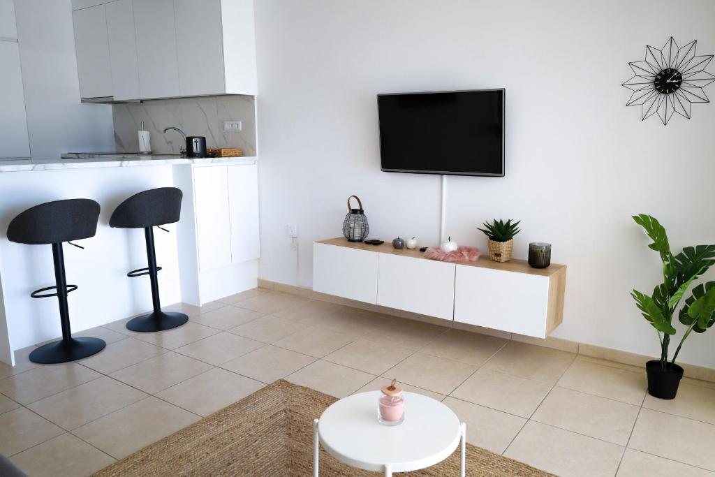 TV a/nebo společenská místnost v ubytování Elegant Sea View
