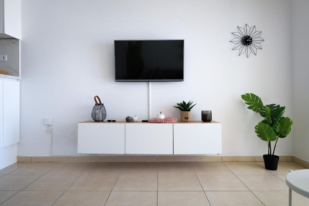 TV a/nebo společenská místnost v ubytování Elegant Sea View