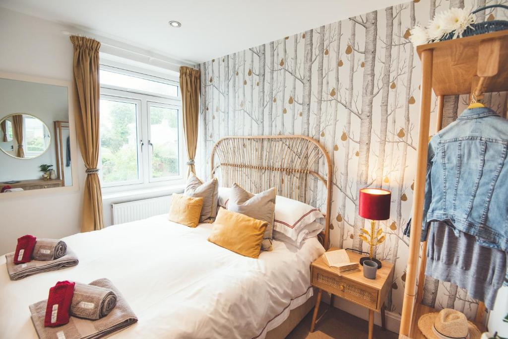 um quarto com uma cama e uma cabeceira em madeira em Waves - Duplex Apartment Stoke Fleming em Stoke Fleming