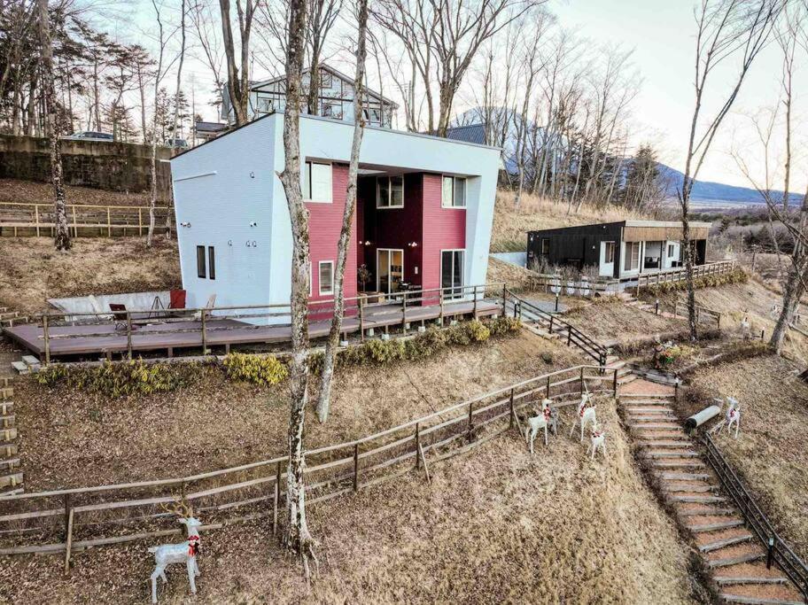 山中湖村にあるKoti + Yamanakakoの山羊の家