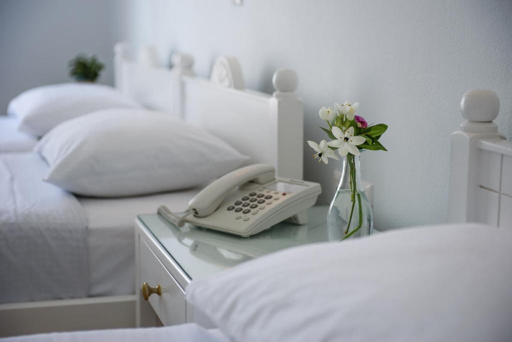 Postel nebo postele na pokoji v ubytování Glaros Hotel
