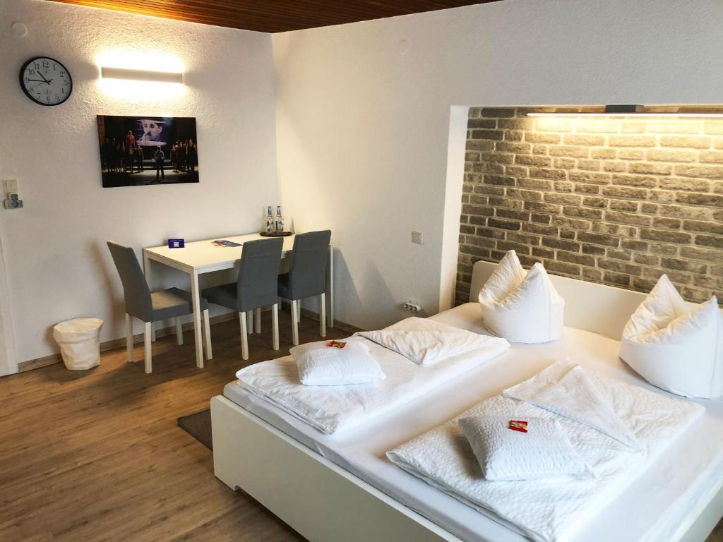 Un pat sau paturi într-o cameră la Birkenhof Family Lodge - a68755
