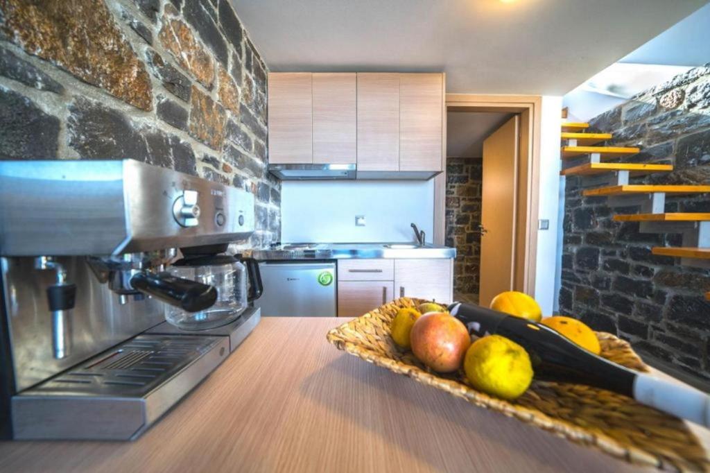 Kuchnia lub aneks kuchenny w obiekcie TerraZeus - Stone House Beachfront 1