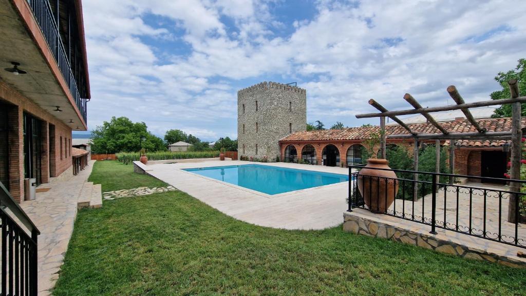 Bazén v ubytování Giorgi Ushikishvilis Chateau-Marani nebo v jeho okolí