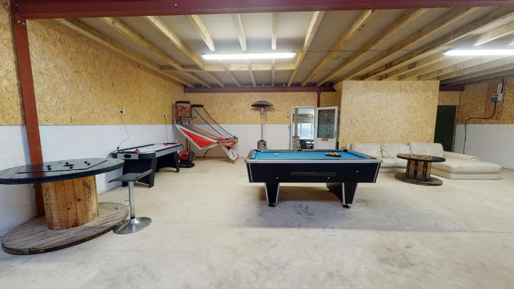 Biliár nebo kulečník v ubytování AC/DC Glamping