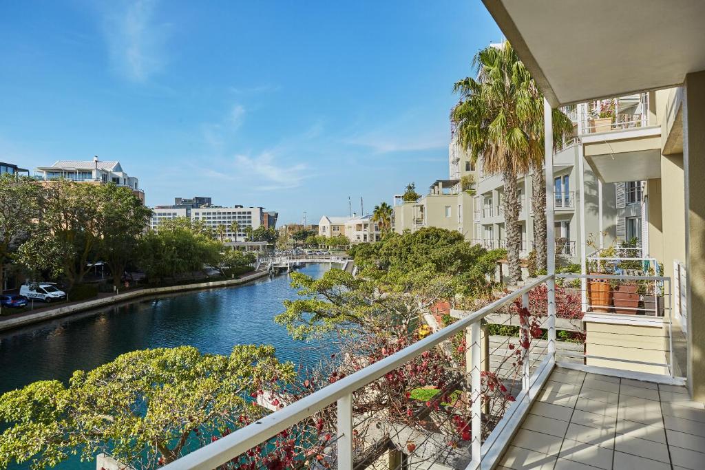 - Balcón con vistas al río en Spacious Apartment Waterfront Fast WIFI, en Ciudad del Cabo