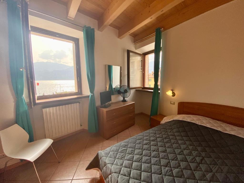 1 dormitorio con cama y ventana grande en Da Mario Apartments en Malcesine