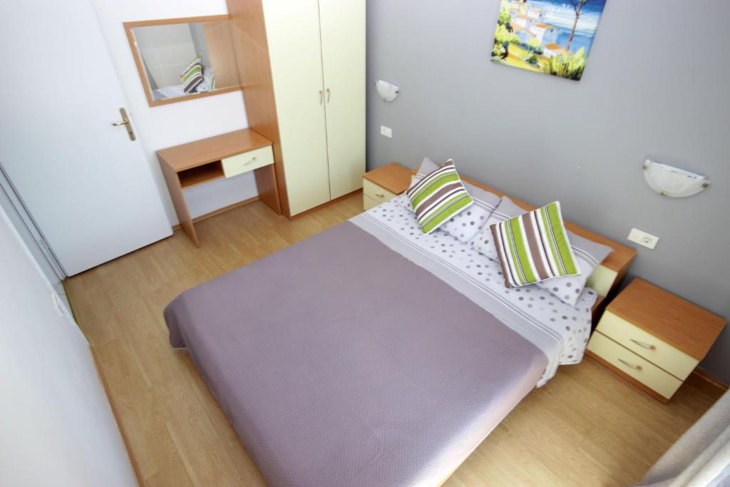 Postel nebo postele na pokoji v ubytování Apartments Fjolla