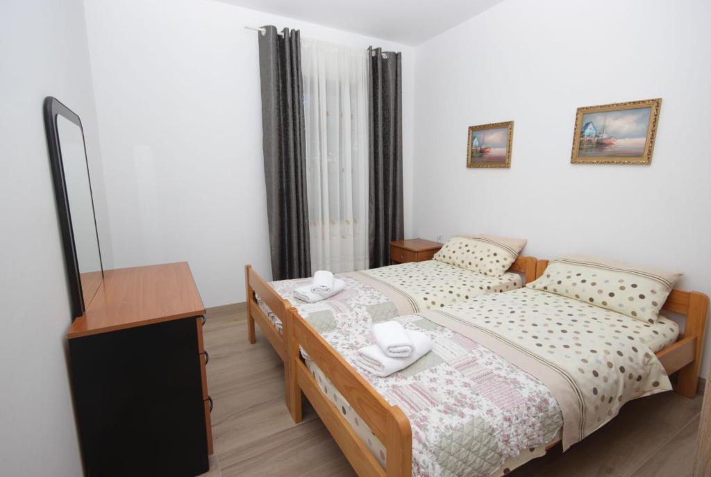 Postel nebo postele na pokoji v ubytování Apartments Fjolla