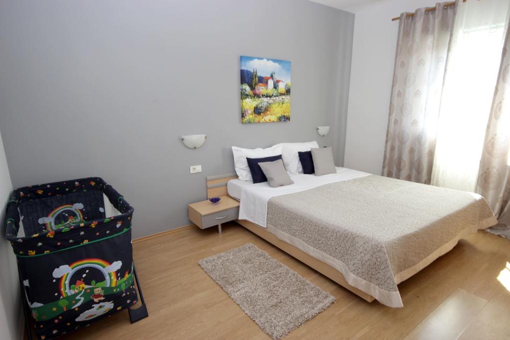 Postel nebo postele na pokoji v ubytování Apartments Fjolla