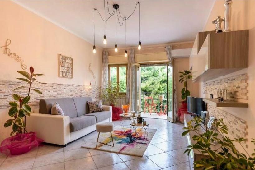 salon z kanapą i stołem w obiekcie Casa vacanza - I Mulini con parcheggio gratuito incluso. w mieście Monreale
