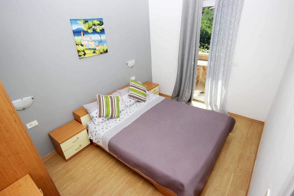 Postel nebo postele na pokoji v ubytování Apartments Fjolla
