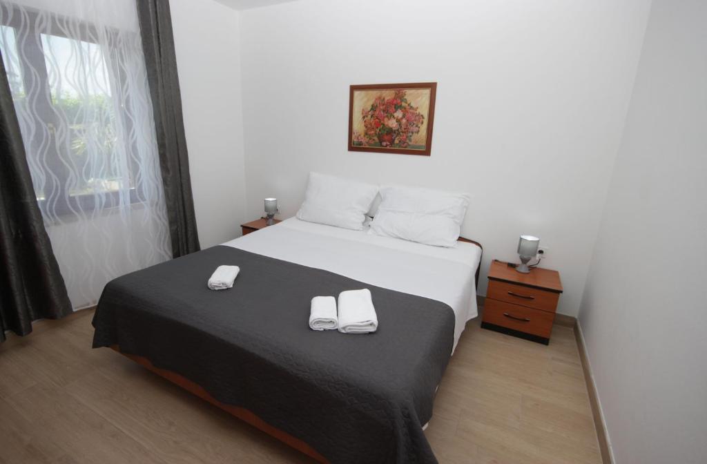 Postel nebo postele na pokoji v ubytování Apartments Fjolla