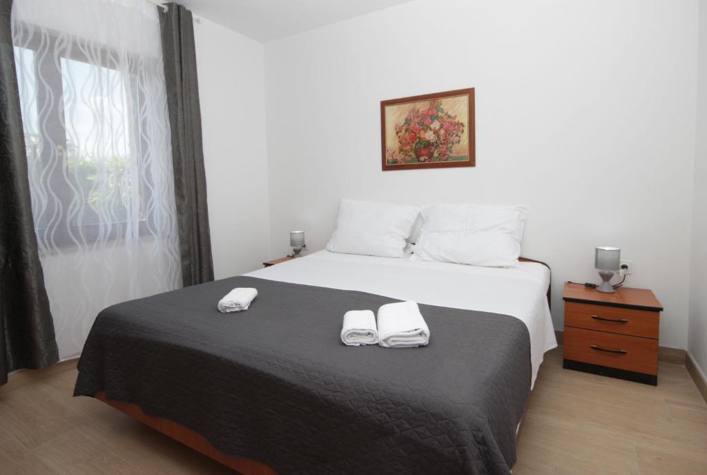 Postel nebo postele na pokoji v ubytování Apartments Fjolla