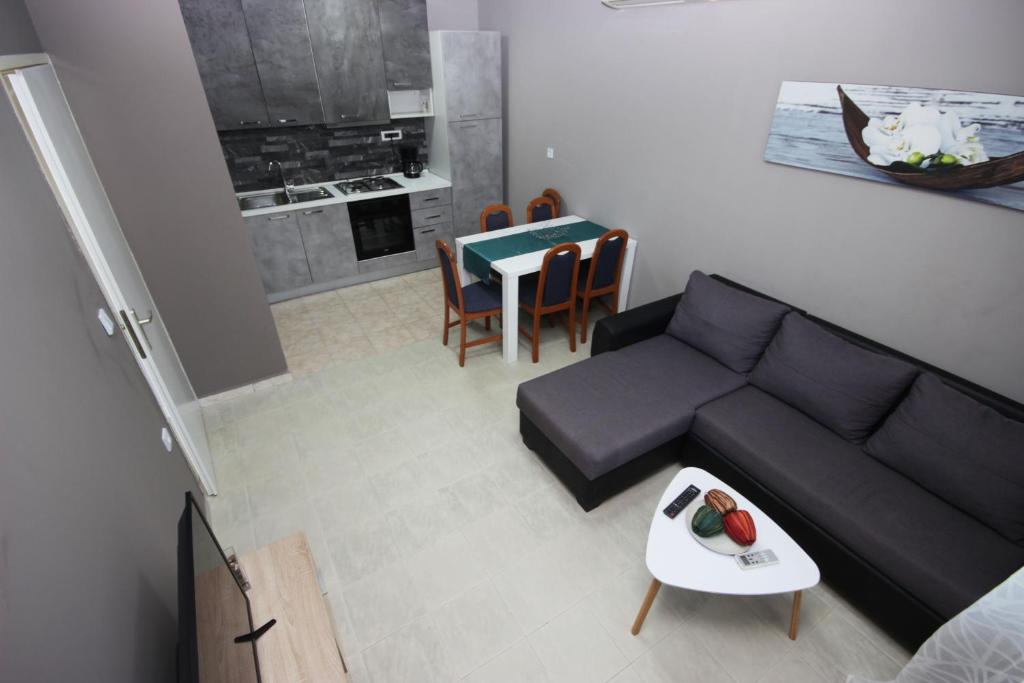 Kuchyň nebo kuchyňský kout v ubytování Apartments Fjolla