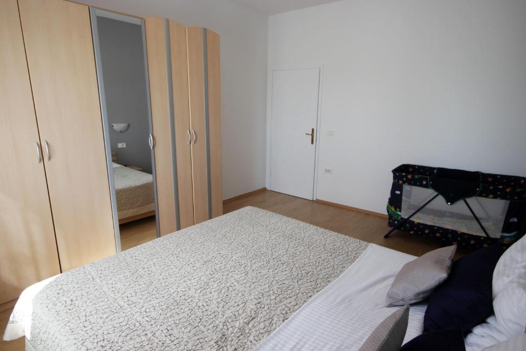 Postel nebo postele na pokoji v ubytování Apartments Fjolla