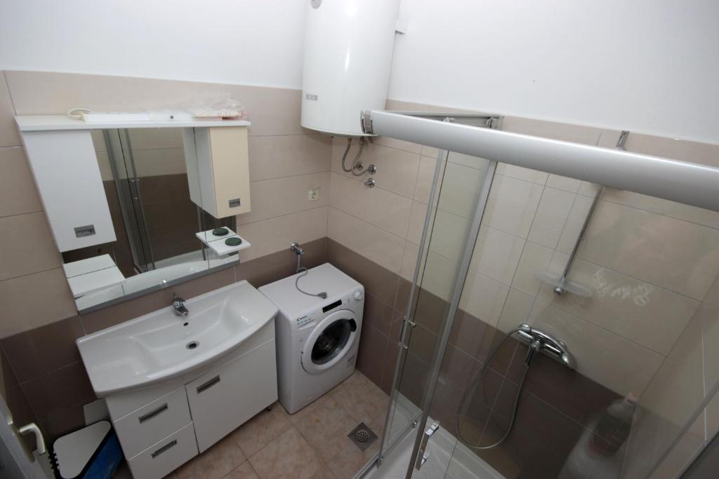 Koupelna v ubytování Apartments Fjolla