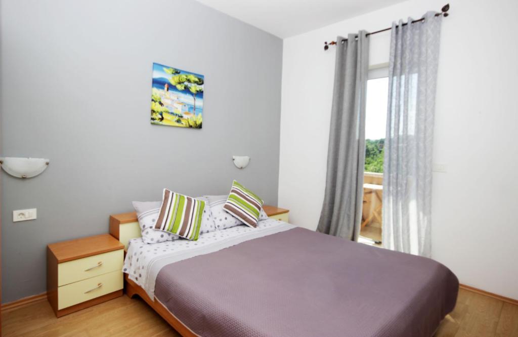 Postel nebo postele na pokoji v ubytování Apartments Fjolla