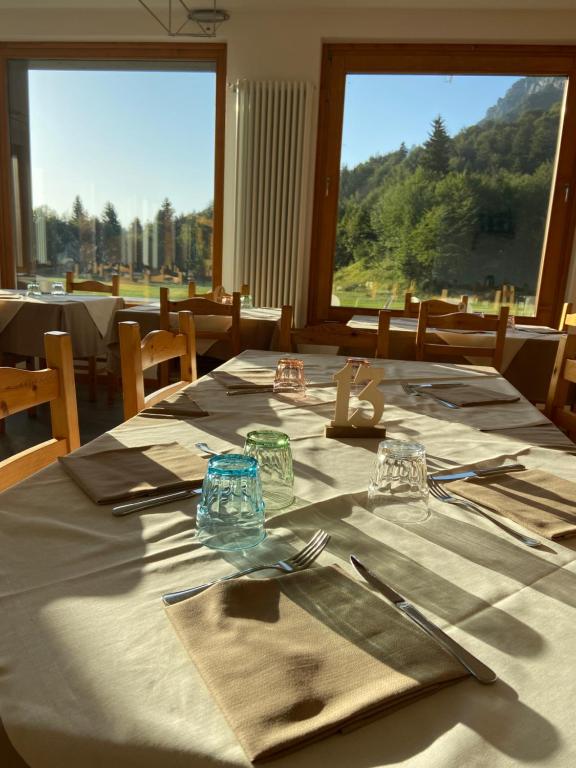 Nespecifikovaný výhled na hory nebo výhled na hory při pohledu z hostelu