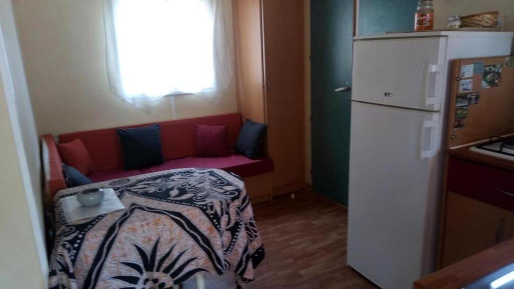 Kuchnia lub aneks kuchenny w obiekcie Camping 3etoiles Lac DE STE CROIX GORGES DU VERDON MOUSTIERS STE MARIE ACTVITES NAUTIQUES RANDONNEES