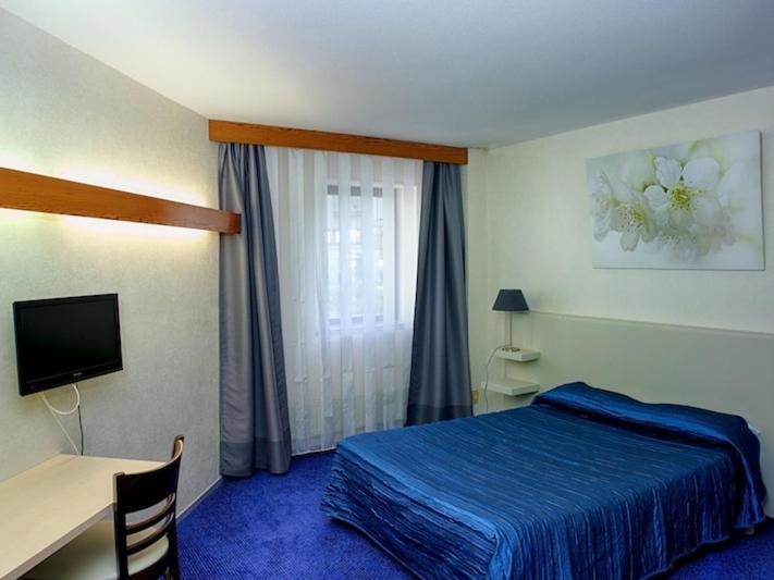 Cama o camas de una habitaci&oacute;n en Hotel Dupleix