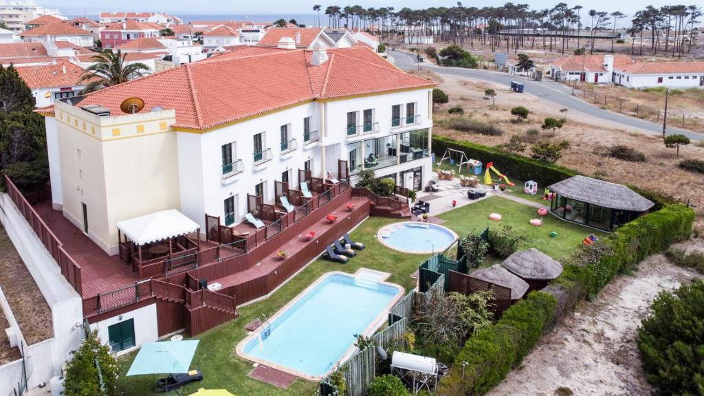 eine Luftansicht eines Hauses mit Pool in der Unterkunft Hotel Dom Vasco in Sines