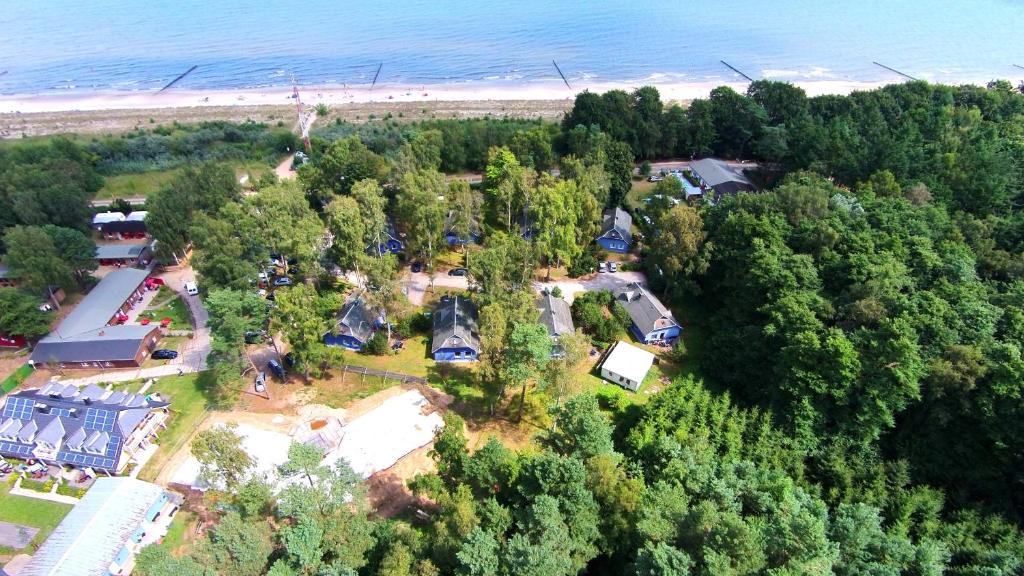 una vista aerea di una casa vicino alla spiaggia di Strandhäuser Blankenfohrt a Ueckeritz