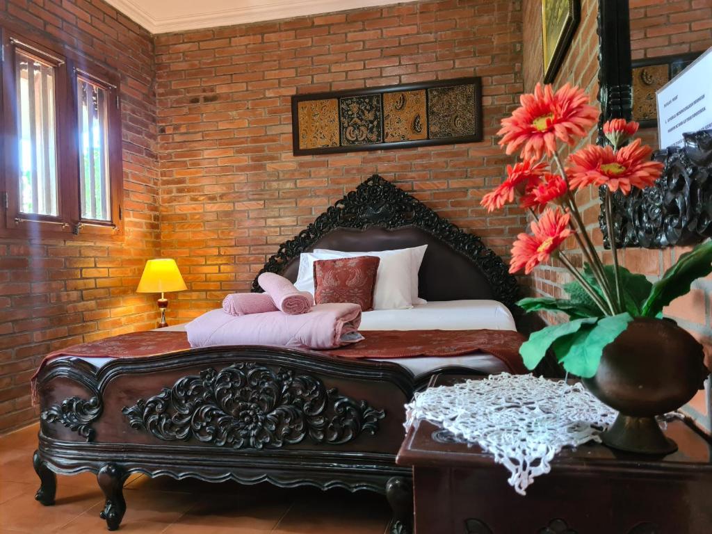Postel nebo postele na pokoji v ubytování Ndalem Suryo Saptono Guest House