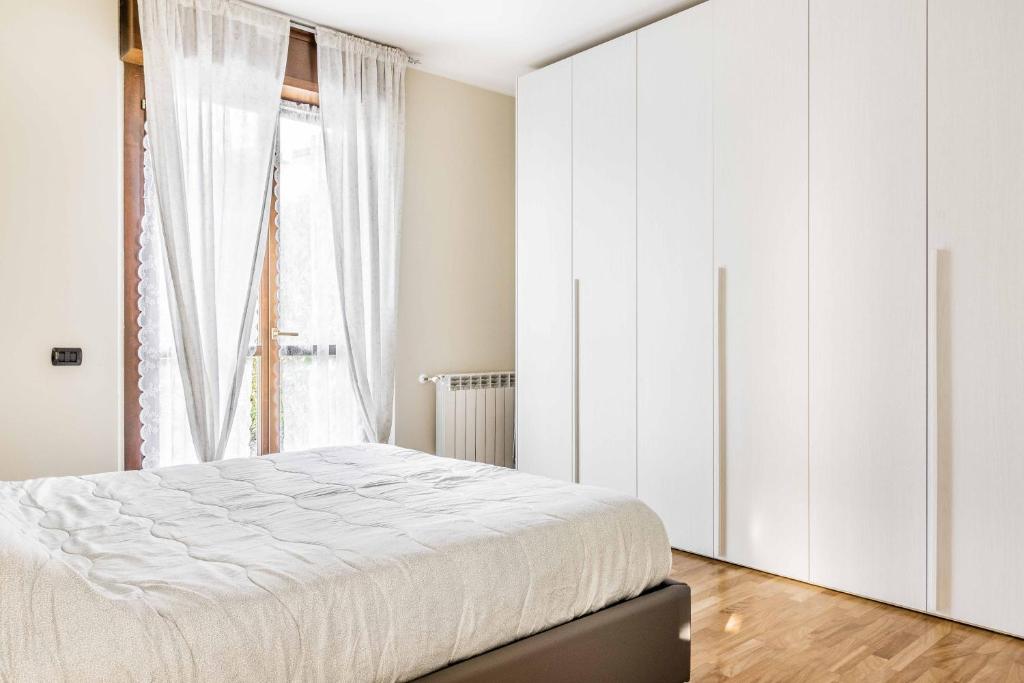 布斯托阿西齊奧的住宿－Residenza Liliana，一间卧室设有一张床和一个窗口
