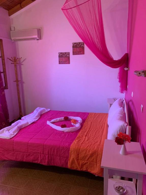 Postel nebo postele na pokoji v ubytování Palma Sidari Corfu