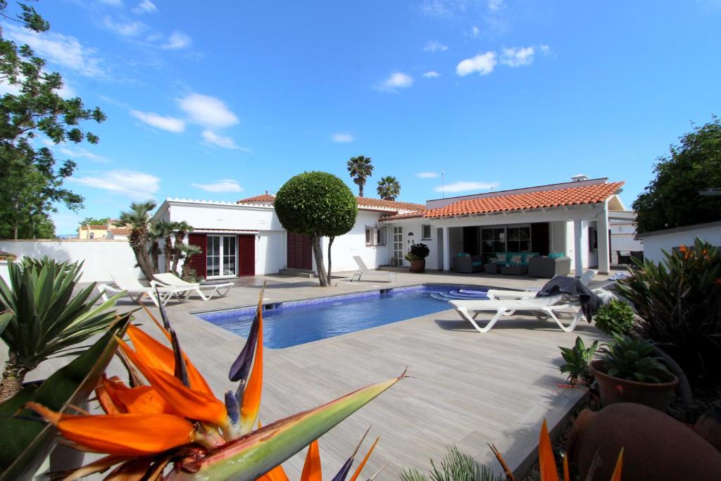 a backyard with a swimming pool and a house at LEON INMO Villa Arisha - 10009 in Empuriabrava