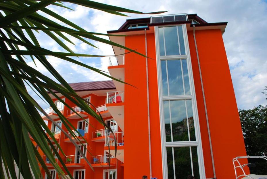 un edificio arancione con un pannello solare sopra di Hotel Egrisi a Gonio