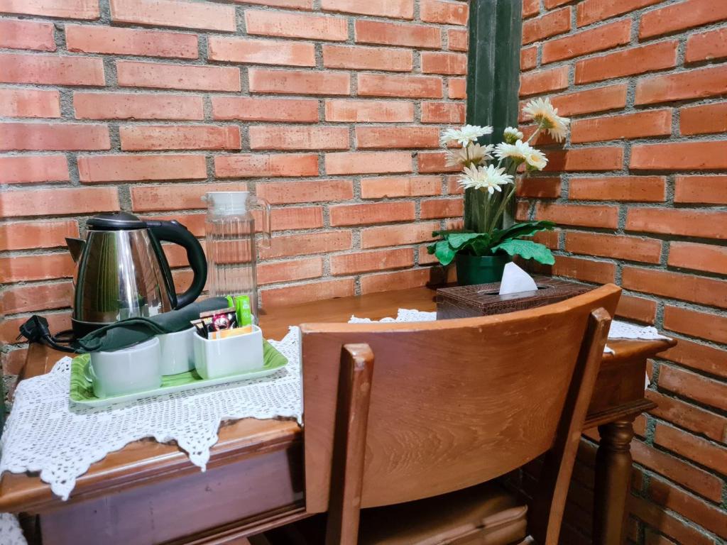 Příslušenství pro přípravu čaje a kávy v ubytování Ndalem Suryo Saptono Guest House