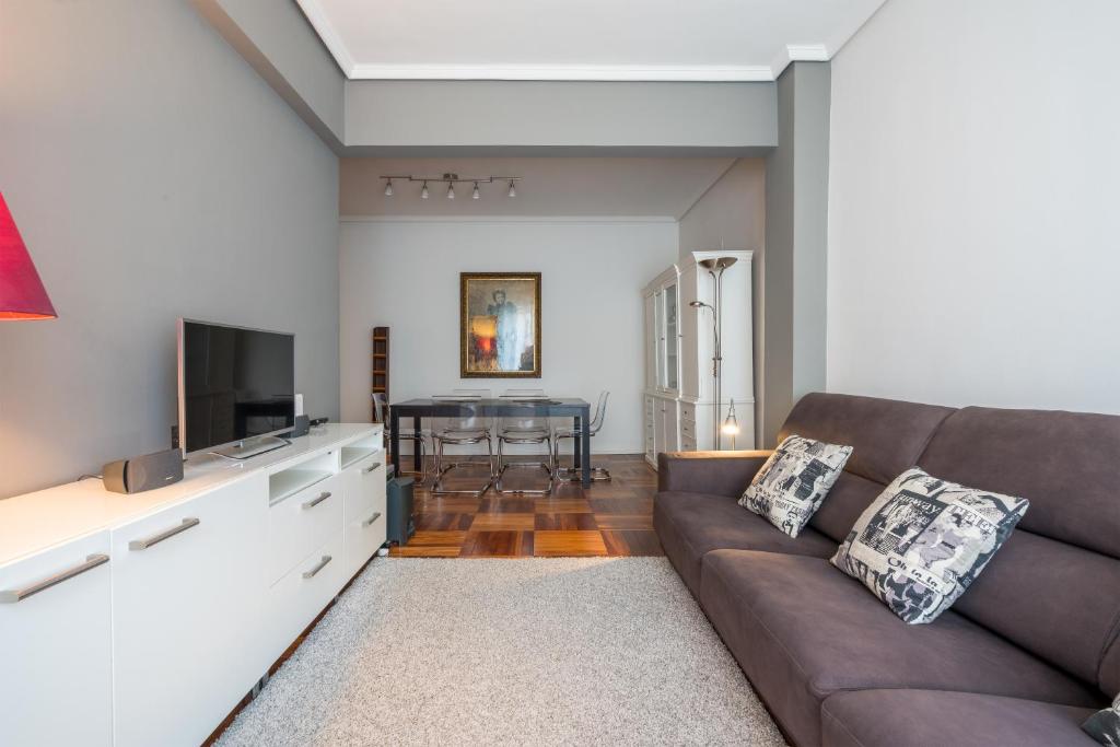 uma sala de estar com um sofá e uma mesa em Ibarrola Apartment by People Rentals em Bilbao