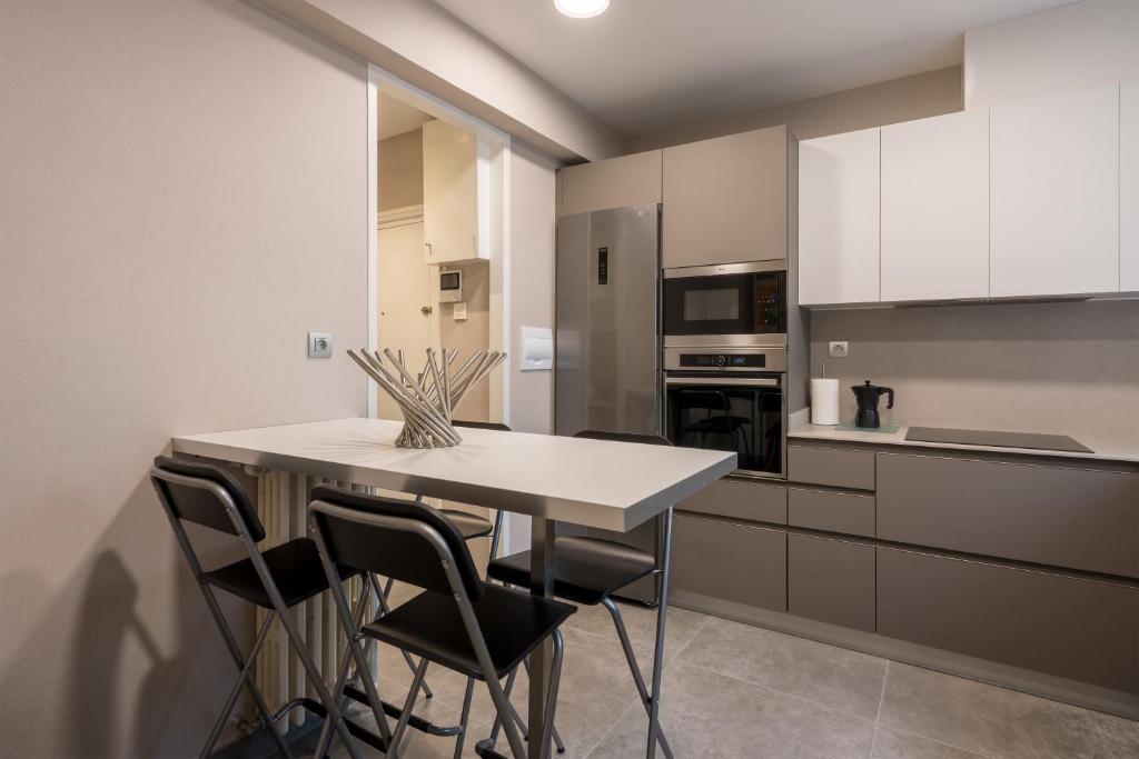 Kuchyň nebo kuchyňský kout v ubytování Ibarrola Apartment by People Rentals