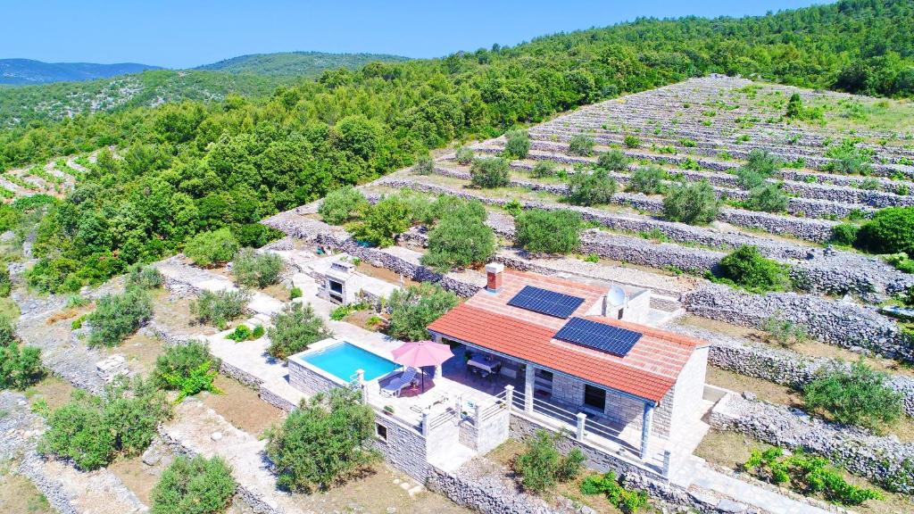 Holiday Home Zule في Žrnovo: اطلالة جوية على منزل عليه لوحات شمسية