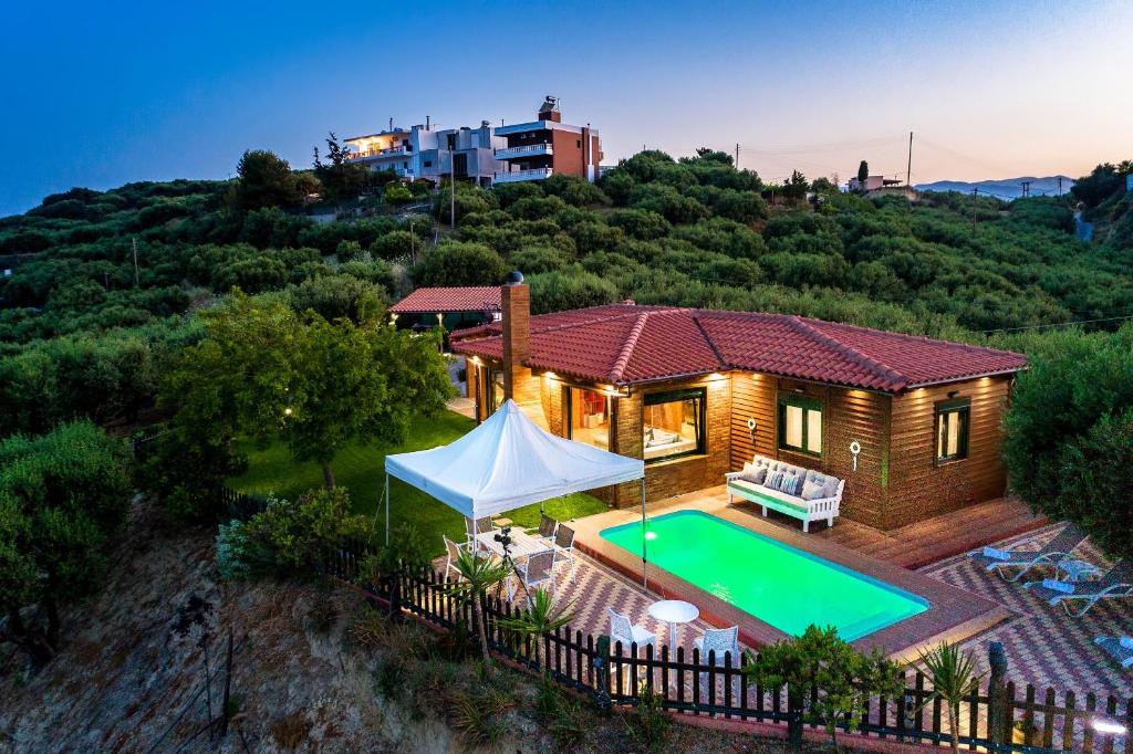 - une vue aérienne sur une maison avec une piscine dans l'établissement Sofia's Place, à Héraklion