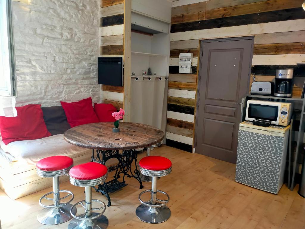 Au bord de l'eau à ConcarnOLoc - Studio De Luxe