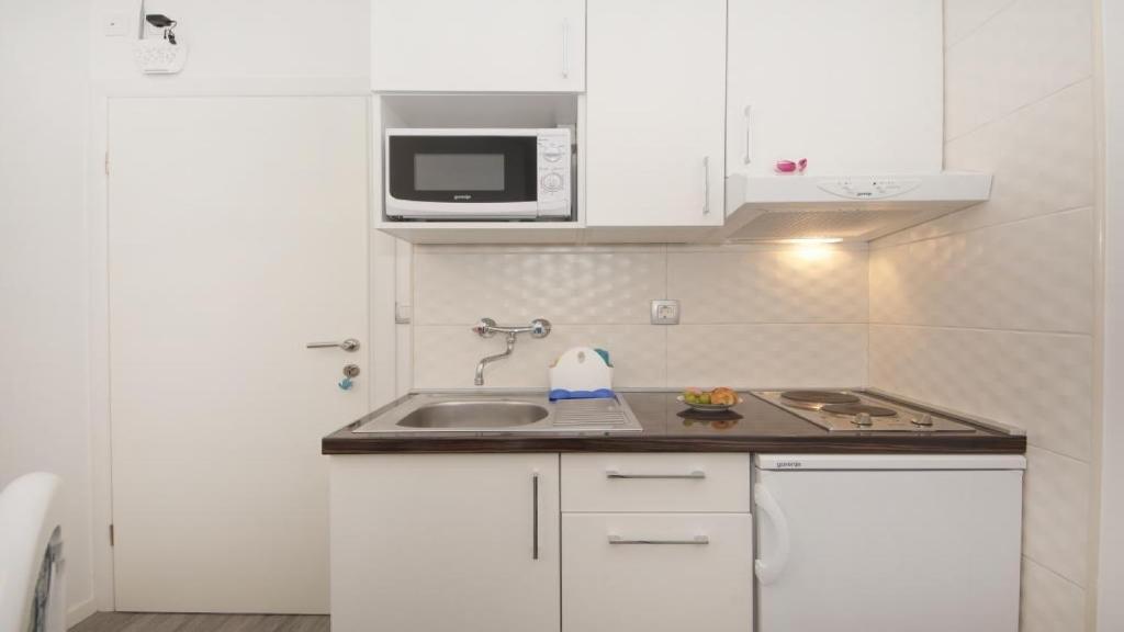 Kuchyň nebo kuchyňský kout v ubytování Apartments Angela