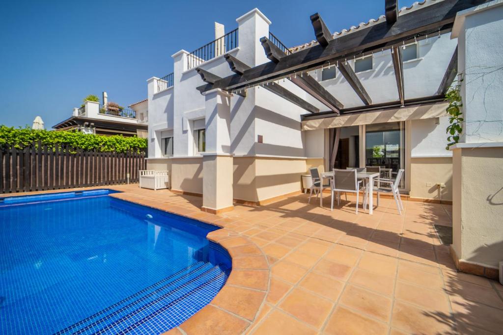 una piscina en el patio trasero de una casa en Villa with Private Pool - LO4LT, en Torre-Pacheco