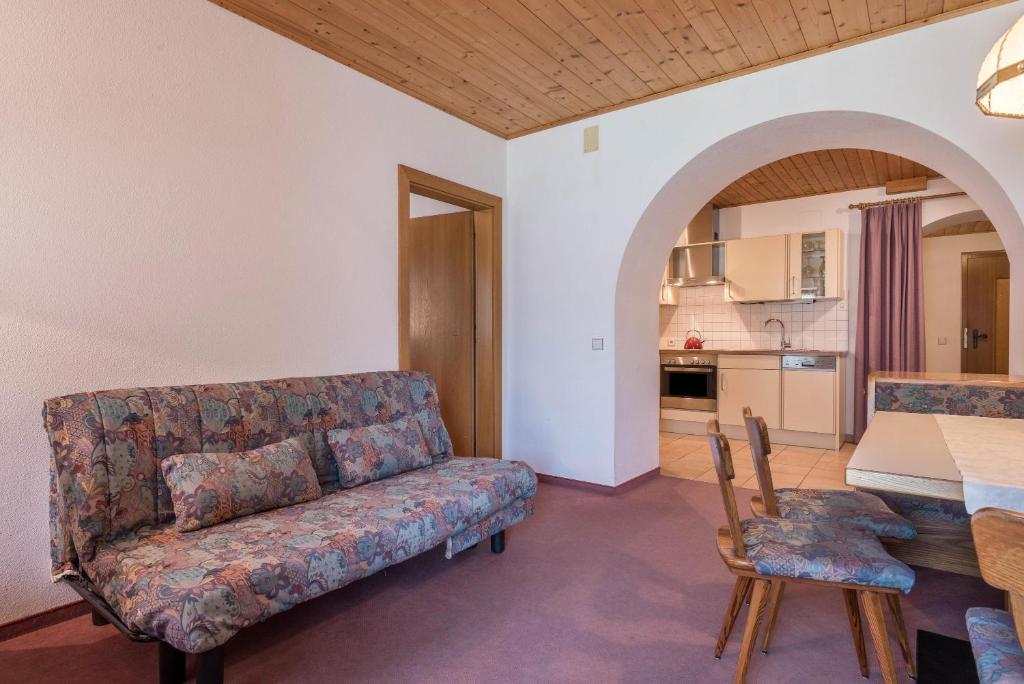 uma sala de estar com um sofá e uma mesa em Ferienparadies Sabina Santner em Alpe di Siusi