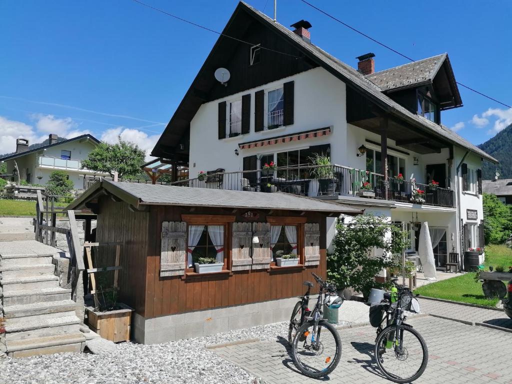 dos bicicletas estacionadas frente a una casa en Haus Holunder Weissbriach en Weissbriach