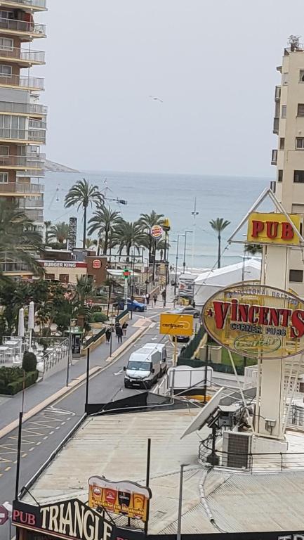 Hotel Inlesa 3 apartamento con vistas al mar, a city street with cars parked on a street with the ocean at Inlesa 3 apartamento con vistas al mar in Benidorm