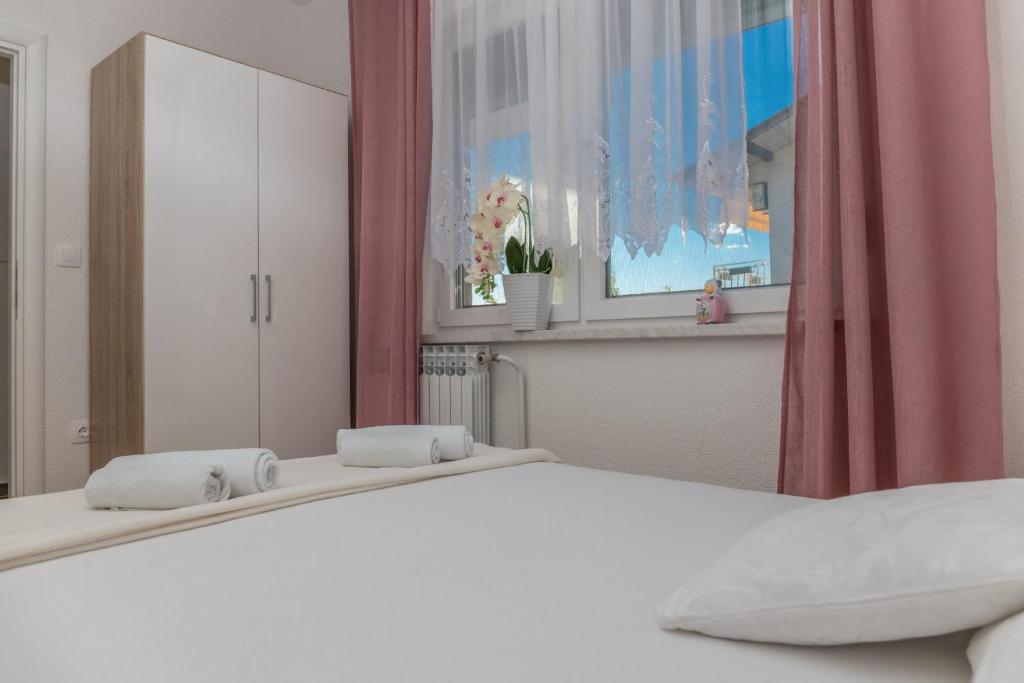 Posteľ alebo postele v izbe v ubytovaní Apartman Crikvenica 30218 - Mira