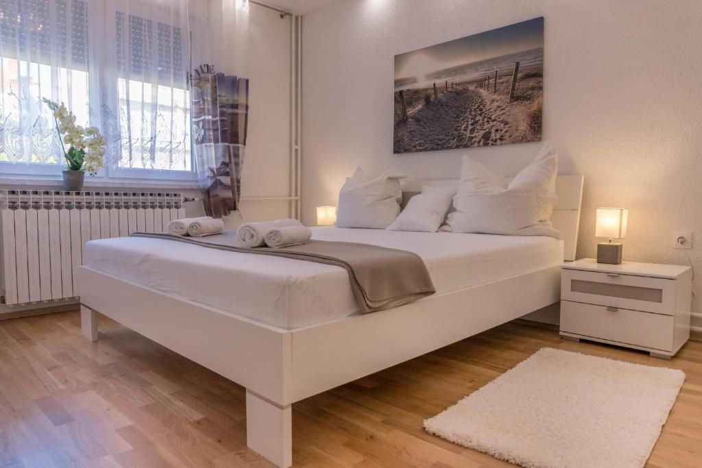 Posteľ alebo postele v izbe v ubytovaní Apartman Crikvenica 30218 - Mira