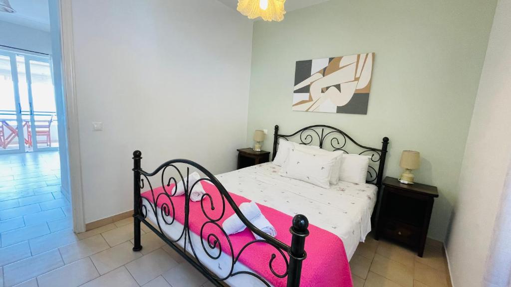 Posteľ alebo postele v izbe v ubytovaní Panoramic sea view1bedroom Apart.Glyfada beach2-4p